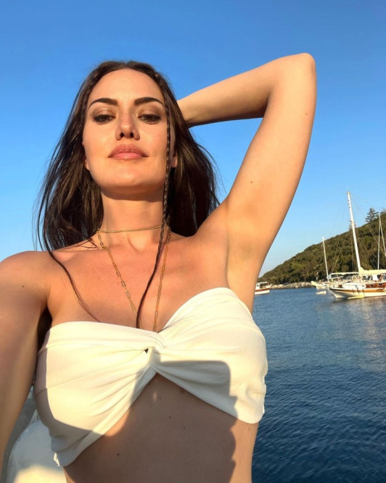 Fahriye Evcen hamilelik pozlarıyla hayran bıraktı
