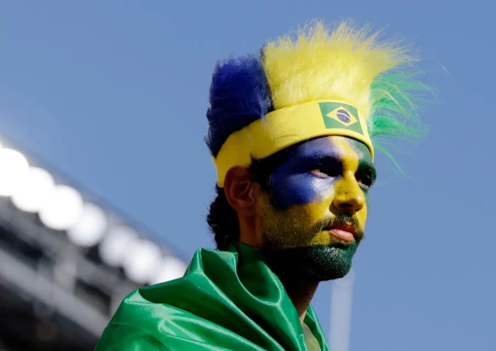 Sahada futbol, trib&uuml;nde karnaval var
