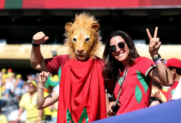 Sahada futbol, trib&uuml;nde karnaval var