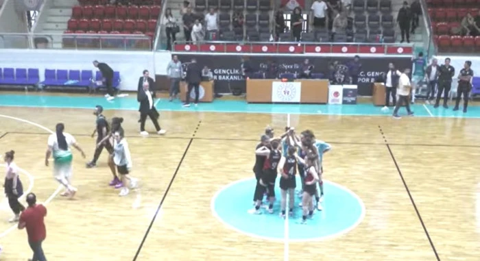 01 Adana Basketbol yarı finale kötü başladı:47-56