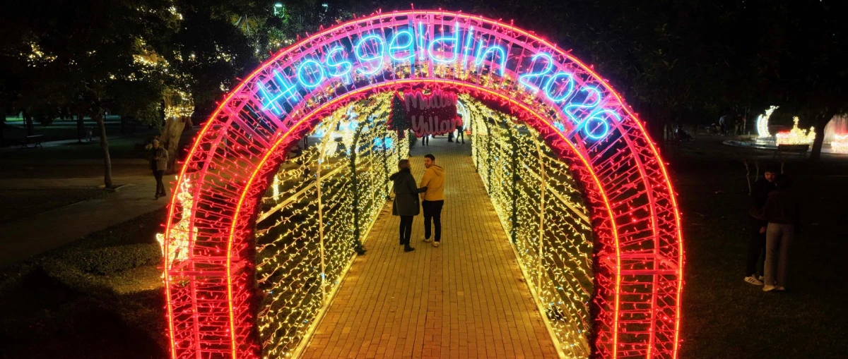 Adana&rsquo;da 10 noktada yeni yıl ışıklandırması ile renkli g&ouml;r&uuml;nt&uuml;ler oluştu