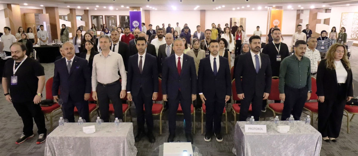 Adana'da gen&ccedil;ler iklim değişikliği i&ccedil;in projelerini yarıştırdı