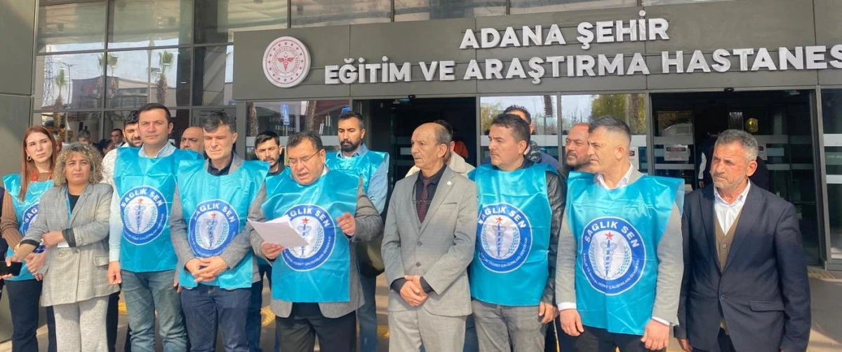 Bekir Nennioğlu&rsquo;ndan Adana Şehir Hastanesi &Ouml;n&uuml;nde &Ccedil;ağrı, "Şehir Hastaneleri Y&uuml;k&uuml; Taşıyor, Emek Karşılıksız Kalıyor"