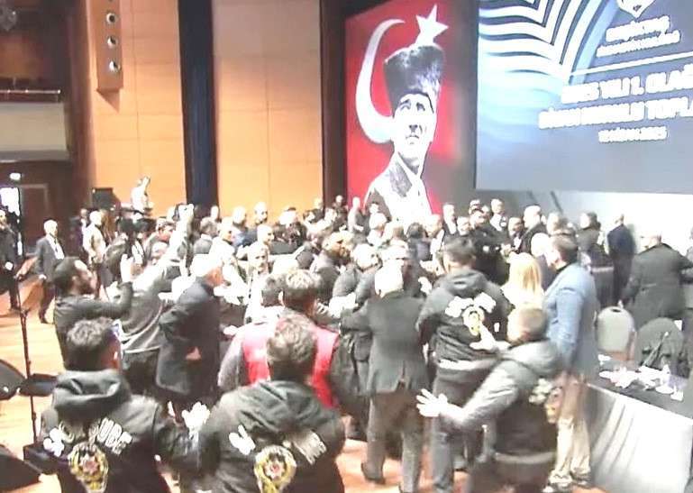 Beşiktaş divan kurulunda olay: Tevfik Yamantürk, eski Beşiktaş Başkanı Hasan Arat'a yumruk attı
