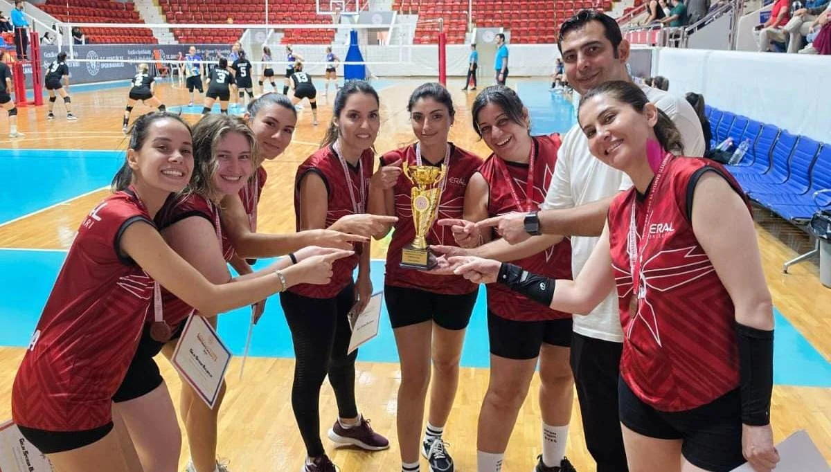 Eral Okulları Voleybolda da Kupa Kazandı