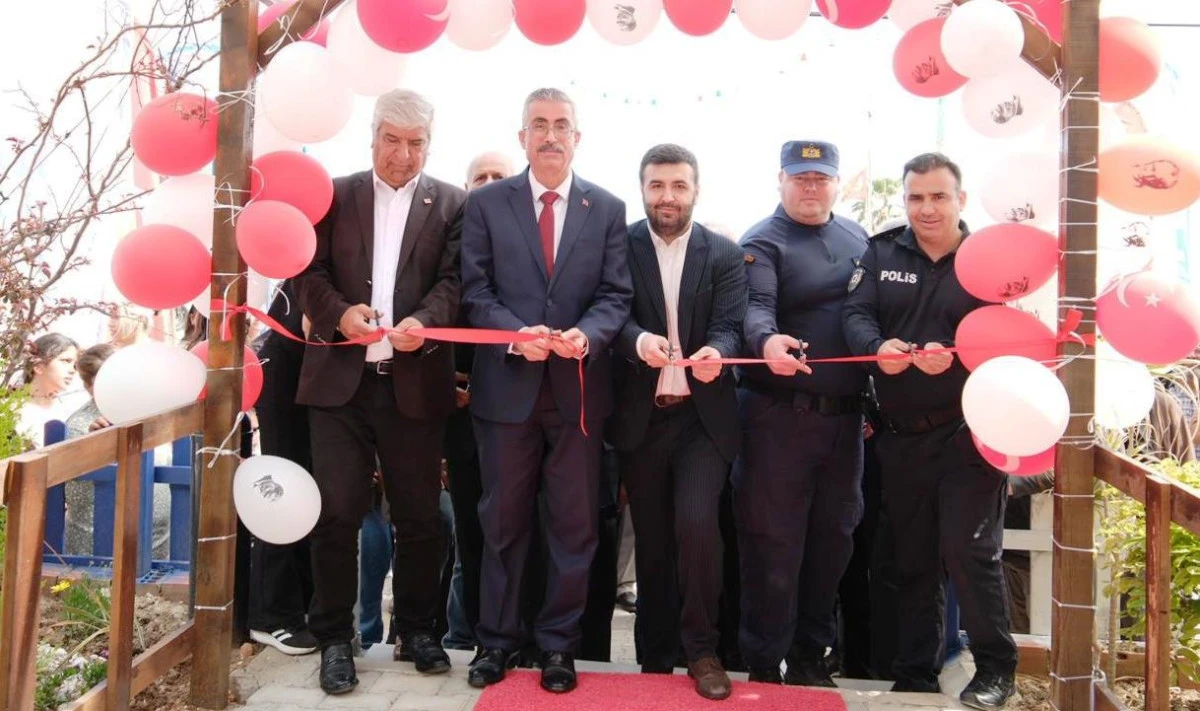 Karataş&rsquo;ta Hem Hizmet Hem &ldquo;Sıfır Bor&ccedil;&rdquo; Gururu: Cumhuriyet Cafe Kapılarını A&ccedil;tı! 