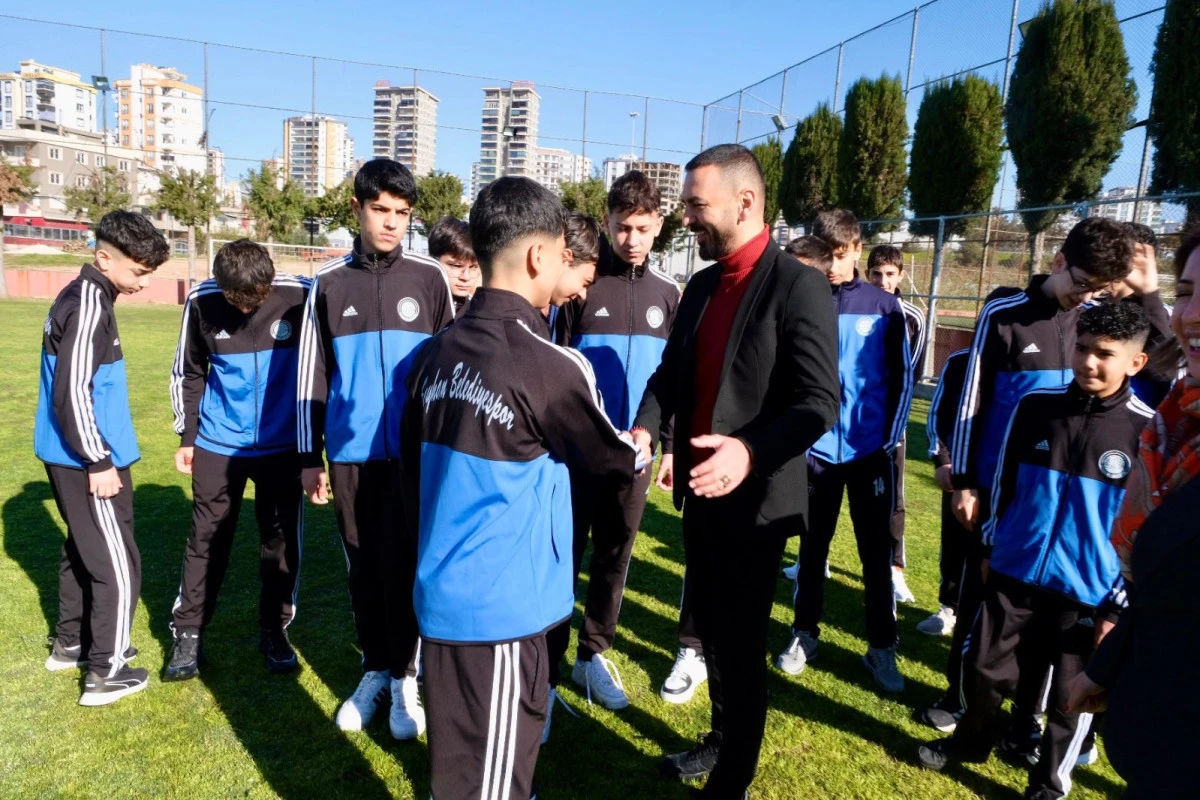 Seyhan Belediyespor U-14 Takımı T&uuml;rkiye Şampiyonası İ&ccedil;in Konya&rsquo;ya Uğurlandı