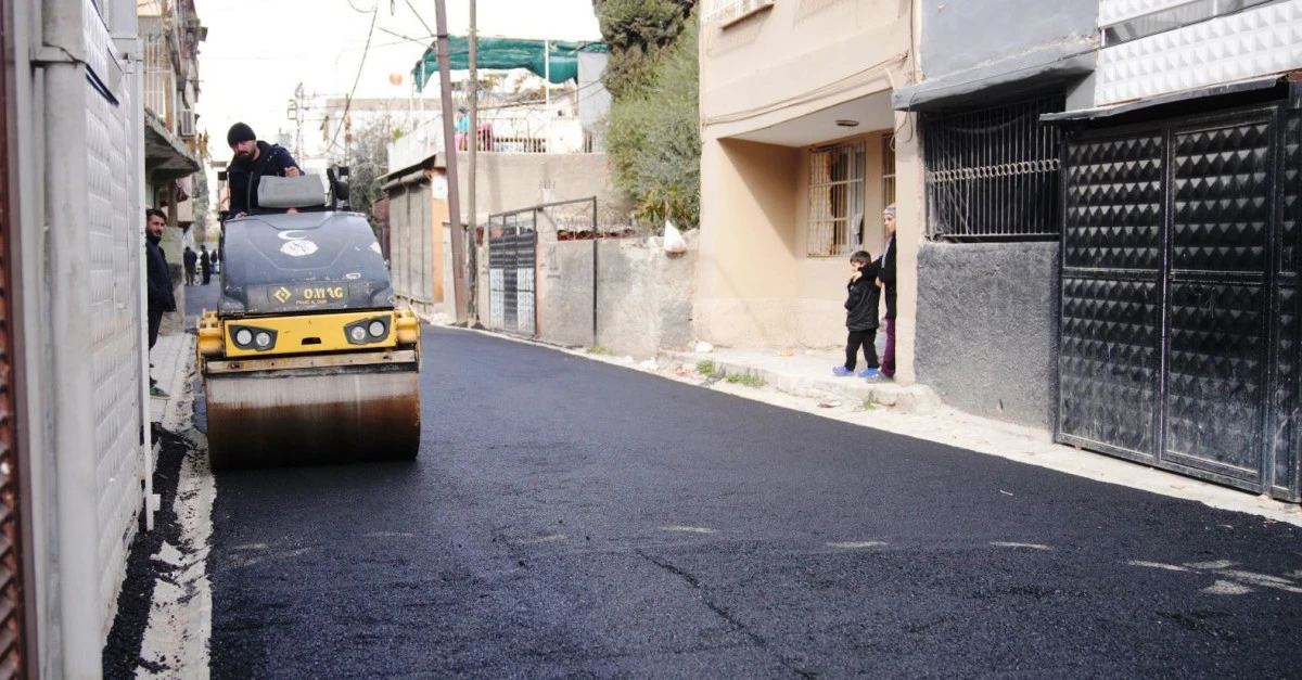 Seyhan&rsquo;da asfalt seferberliği hız kesmeden devam ediyor