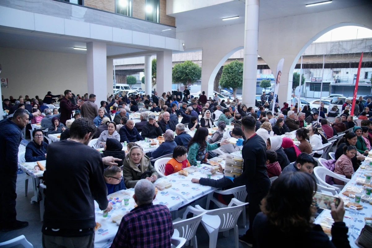 Seyhan&rsquo;da Ramazan sofrası &ouml;zel misafirleri ağırladı