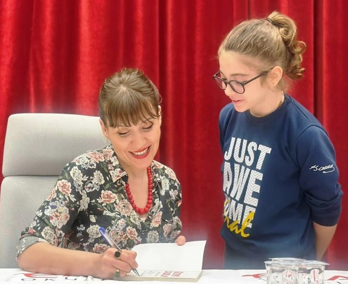 &Uuml;nl&uuml; yazar Eral Okulları&rsquo;nda imza g&uuml;n&uuml;ne katıldı