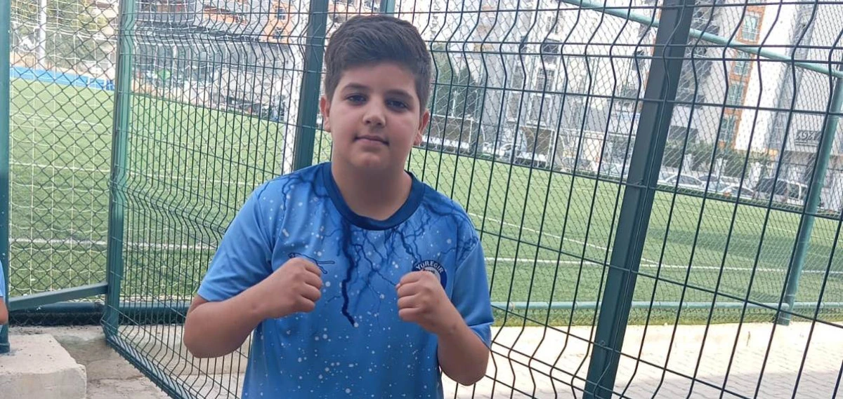 Yaşı K&uuml;&ccedil;&uuml;k Futbolu B&uuml;y&uuml;k Sporcu