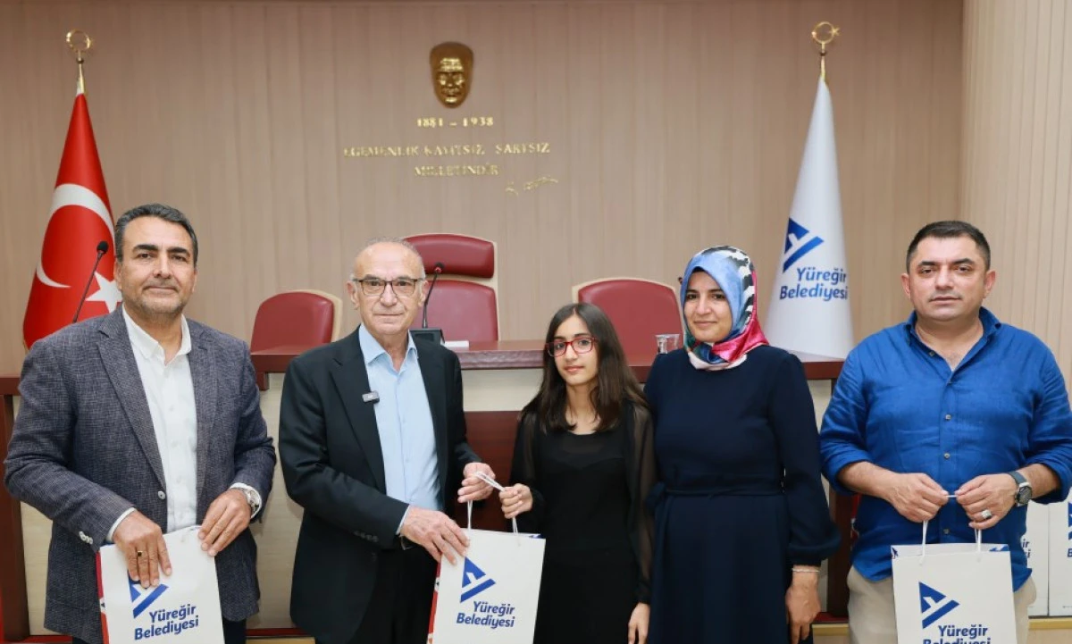 Y&uuml;reğir&rsquo;de başarılı &ouml;ğrencilere tablet &ouml;d&uuml;l&uuml;